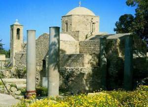 Στήλη Αποστόλου Παύλου και Εκκλησία Παναγίας Χρυσοπολίτισσας Πηγή: Kυπριακός Οργανισμός Τουρισμού Κυπριακής Δημοκρατίας