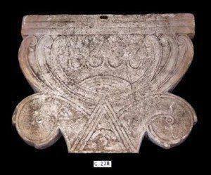 Πρωτο-αιολικό επίκρανο από ασβεστόλιθο με ανάγλυφα φυτικά μοτίβα (6ος -5ος αιώνες π.χ.) Πηγή: Τμήμα Αρχαιοτήτων Κυπριακής Δημοκρατίας