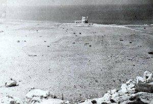 Η ακτή χλώρακας με το παρεκκλήσι Άγιος Γεώργιος την περίοδο μετά τον αγώνα Πηγή: Κλεόβουλος Παπακώστας